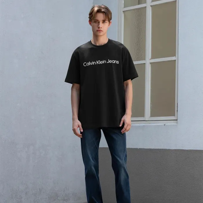 Áo Phông Calvin Klein Jeans Basic Đen - góc nhìn khác