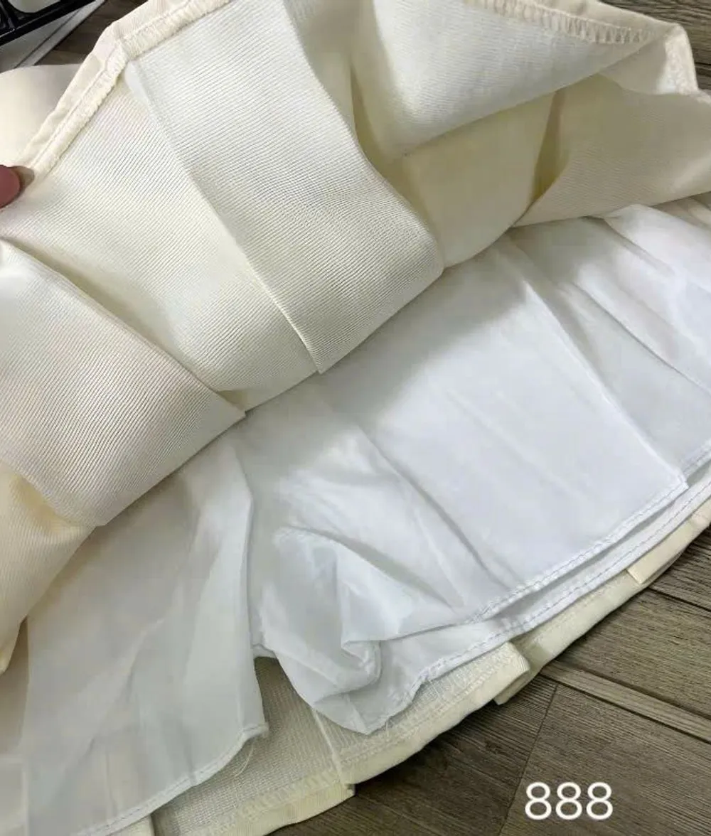 Chân Váy Xoè Xếp Ly Có Quần Trong, Dây Kéo Sau, Logo Thêu Màu Trắng Kem - góc khác