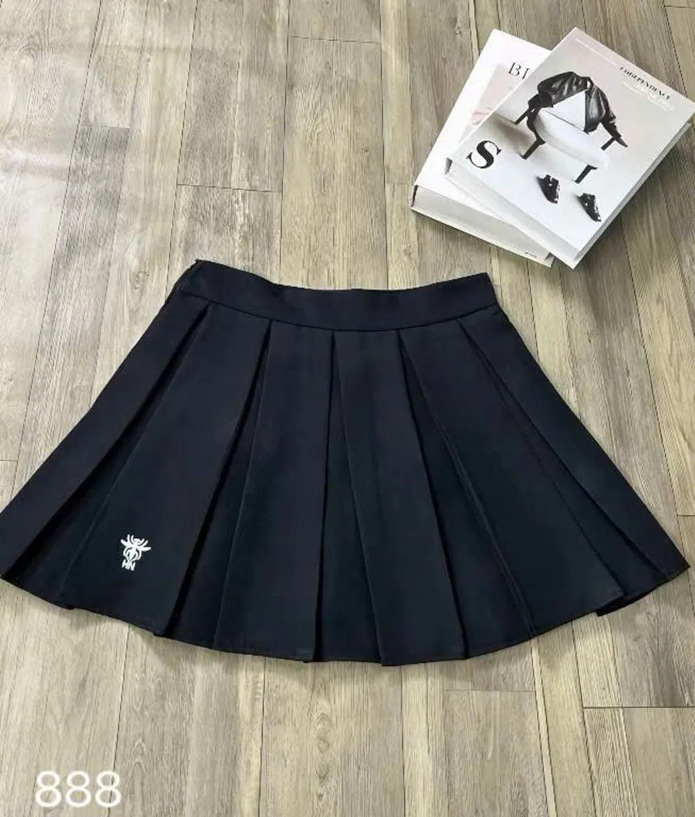 Chân Váy Xoè Xếp Ly Có Quần Trong, Dây Kéo Sau, Logo Thêu Màu Đen