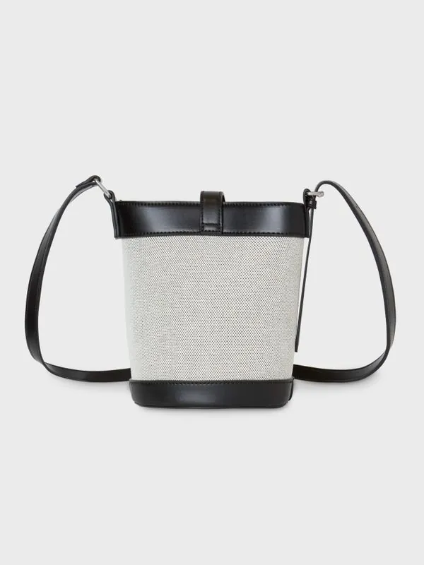 Túi bucket nữ vải canvas – WHOAU Steve Bear màu đen - góc nhìn khác